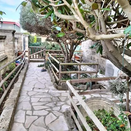 Charmant Appart Avec Jardin Aigues-Mortes Exterior photo