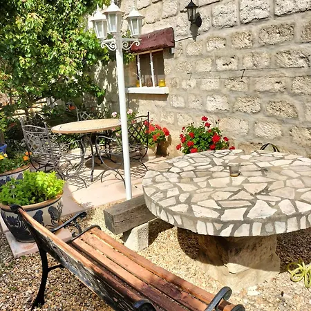 Charmant Appart Avec Jardin Aigues-Mortes Exterior photo